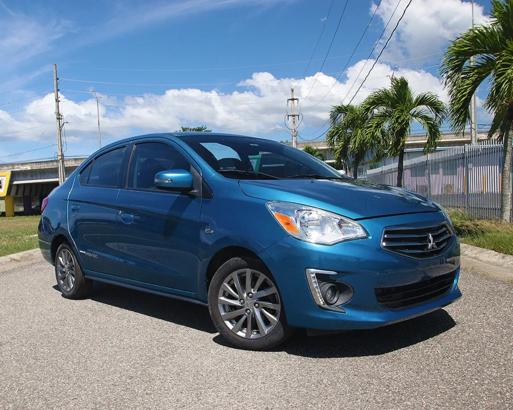 El Mitsubishi Mirage G4 SE 2019 es un sedán compacto y económico, ideal para la conducción en ciudad. Su diseño es sencillo pero moderno, con un interior práctico que ofrece lo necesario para un manejo cómodo. Es perfecto para quienes buscan un vehículo accesible, fácil de manejar y eficiente en cuanto al consumo de combustible.
