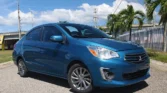El Mitsubishi Mirage G4 SE 2019 es un sedán compacto y económico, ideal para la conducción en ciudad. Su diseño es sencillo pero moderno, con un interior práctico que ofrece lo necesario para un manejo cómodo. Es perfecto para quienes buscan un vehículo accesible, fácil de manejar y eficiente en cuanto al consumo de combustible.